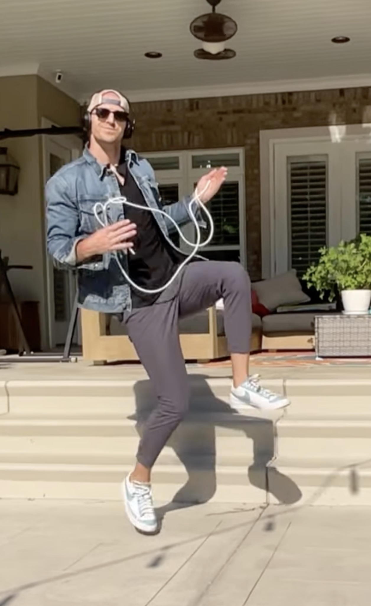 Josh McKee (@zaddy.jumps) rocking out with a jump rope.